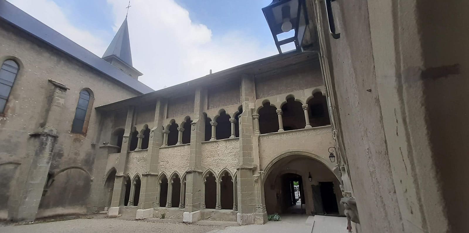 Restauration portes-fenêtres<br>
Le Prieuré classé monument historique<br>
Le Bourget-du-Lac